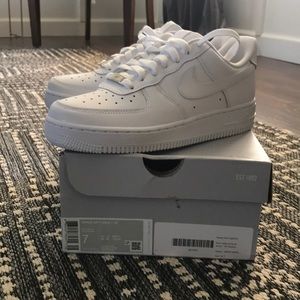 Women’s White Nike Air Force 1 - size 7
